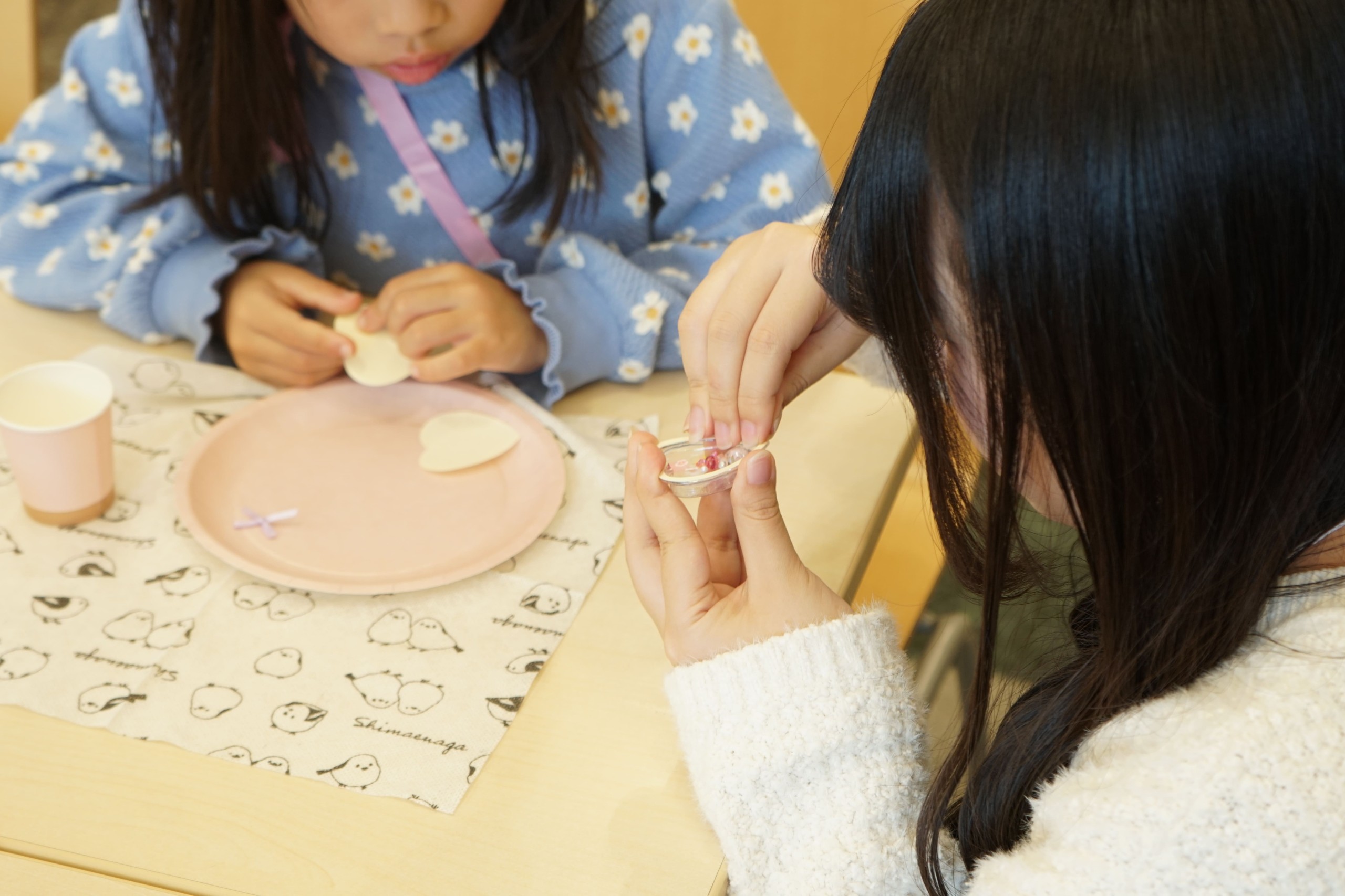 学生たちが平成レトロをテーマに、ビジネスプロジェクトに挑戦！